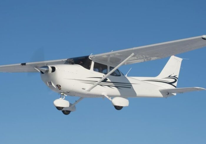 samolet-cessna-172-v-nebe-700x490.jpg
